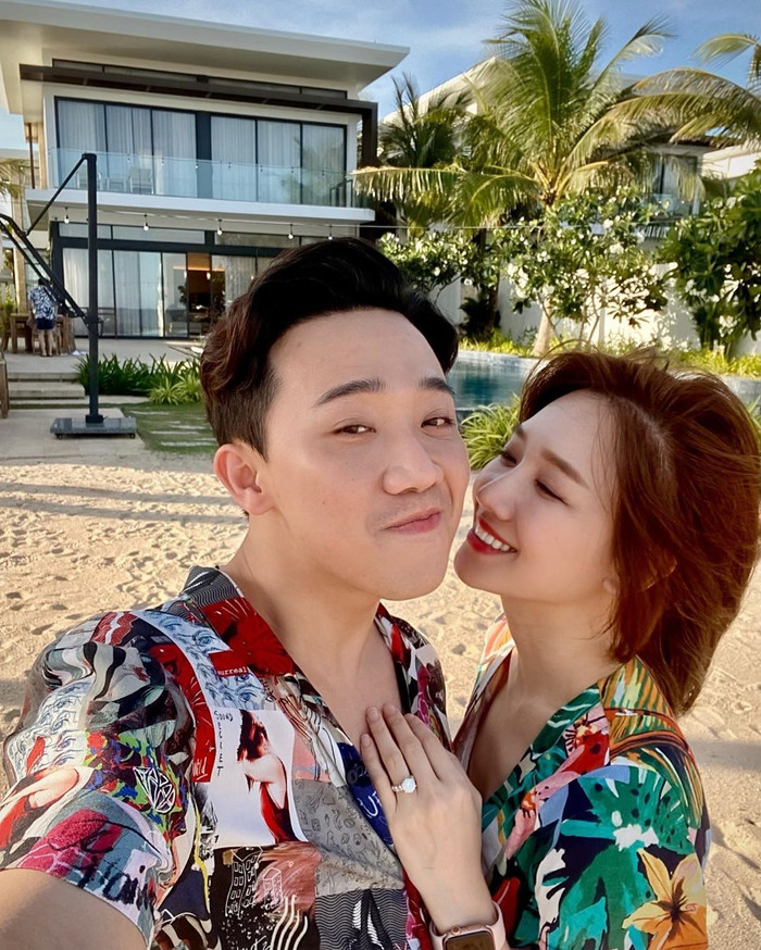 Khéo khoe chiếc nhẫn cưới 'khủng' cùng cách diện đồ đôi đồng điệu, cách 'đánh dấu chủ quyền' của nữ ca sĩ vừa tinh tế, lại đáng yêu hết nấc!