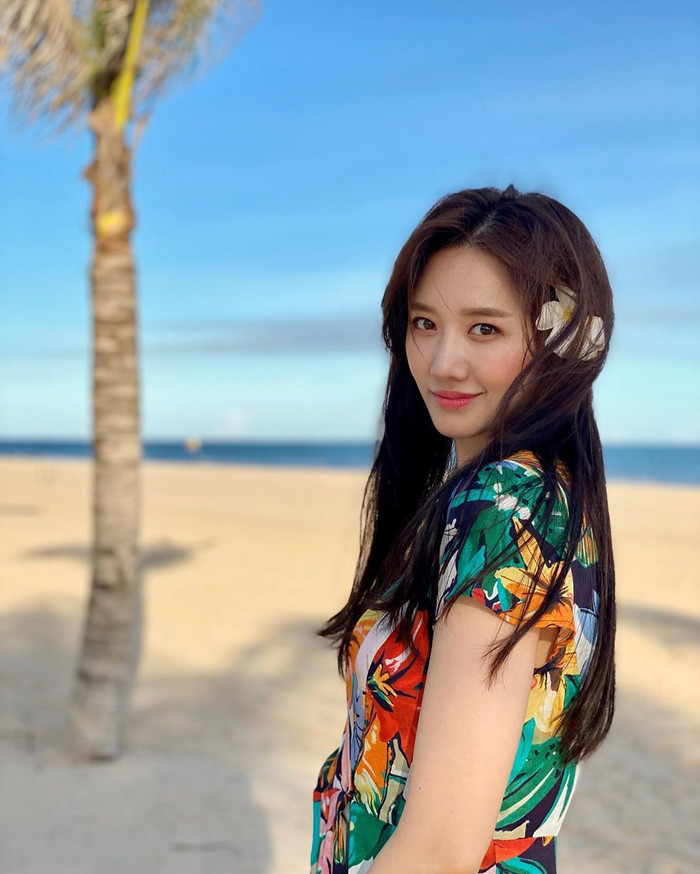 Trong chuyến du lịch mới đây, Hari Won thu hút sự chú ý khi thả dáng trong chiếc váy hoa sặc sỡ, vô cùng trẻ trung. 