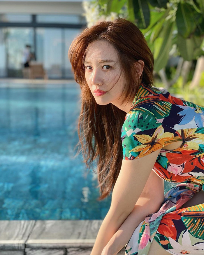 Thoa nhẹ chút son, điểm thêm tí phấn, Hari Won trông tươi tắn vô cùng. 