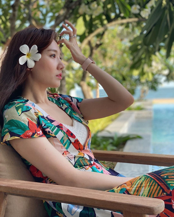 Cài thêm bông hoa trắng lên tóc, ai xinh đẹp hơn cô nàng nữa chứ?