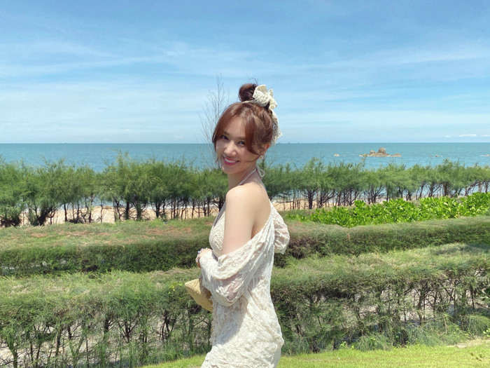 Trấn Thành làm 'phó nháy', ghi lại khoảnh khắc bà xã Hari Won diện áo tắm gợi cảm Ảnh 3