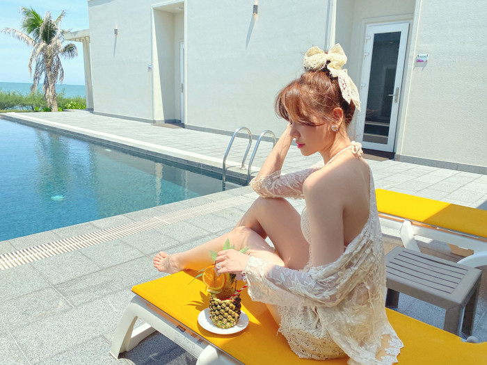 Trấn Thành làm 'phó nháy', ghi lại khoảnh khắc bà xã Hari Won diện áo tắm gợi cảm Ảnh 5