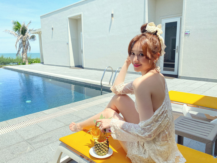 Trấn Thành làm 'phó nháy', ghi lại khoảnh khắc bà xã Hari Won diện áo tắm gợi cảm Ảnh 4