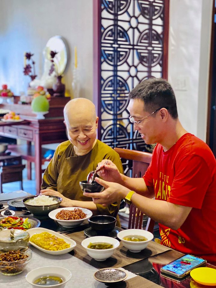 Sau thời gian xuất gia, cô Dzoãn Cẩm Vân bất ngờ xuất hiện cùng con trai nuôi Ảnh 4