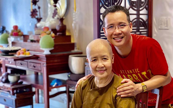 Sau thời gian xuất gia, cô Dzoãn Cẩm Vân bất ngờ xuất hiện cùng con trai nuôi Ảnh 2