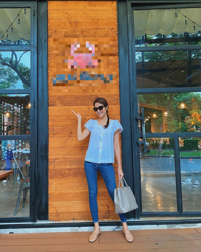 Có thể thấy, cô vẫn giữ thói quen trang điểm nhẹ và ăn mặc thanh lịch khi sánh đôi bên chồng