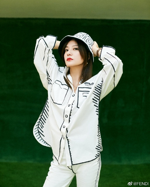 Hình ảnh mới nhất trên trang Weibo của hãng Fendi khi Triệu Vy khoác trên mình set đồ áo sơ mi trắng và quần dài xuyệt tông thuộc collection California Sky có họa tiết giống của mỹ nhân Hàn mặc 