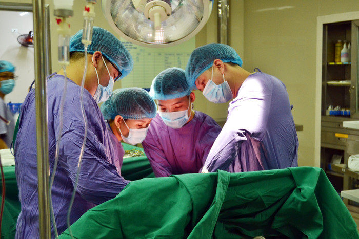 Sau khi sự việc xảy ra, các nạn nhân được đưa đi cấp cứu 