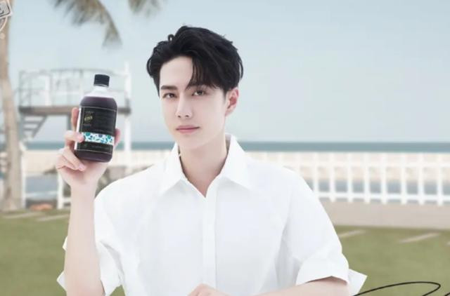 Mặc chiếc quần có chữ viết bất nhã, Vương Nhất Bác trở thành tiêu điểm chỉ trích của dư luận xứ Trung Ảnh 4