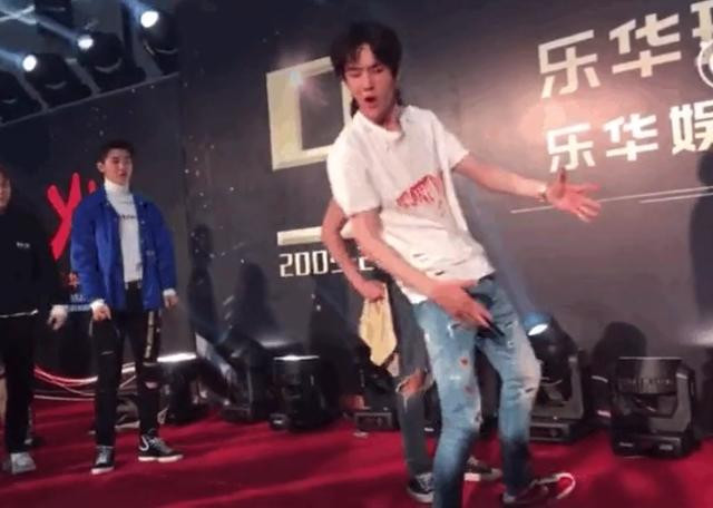 Mặc chiếc quần có chữ viết bất nhã, Vương Nhất Bác trở thành tiêu điểm chỉ trích của dư luận xứ Trung Ảnh 7