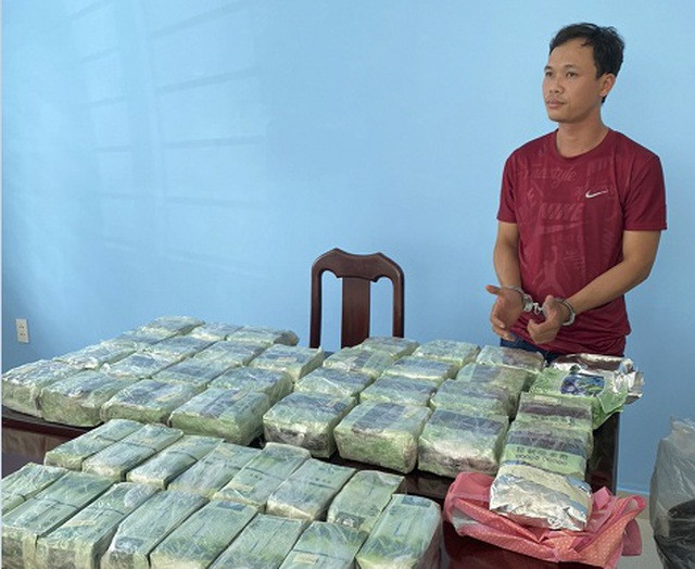 Đối tượng cùng tang vật. Ảnh: Công an TP.HCM