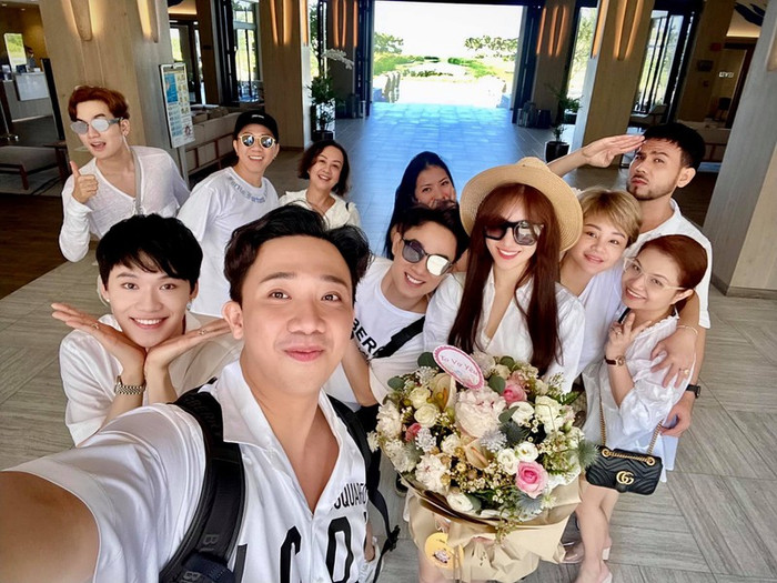 Hari Won phủ đèn led 'kín người' hát Hương đêm bay xa, nhưng lại bị Trấn Thành 'cà khịa' vì điều này... Ảnh 3