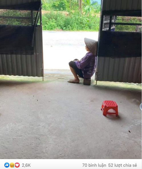 Hình ảnh cụ bà ngồi chờ đứa cháu đã mất suốt 3 năm gây xúc động