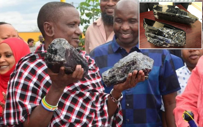 Tìm được hai viên đá quý khổng lồ, thợ mỏ thành triệu phú chỉ sau một đêm Ảnh 2