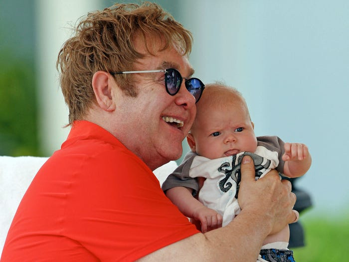 Elton John mua cho con trai Zachary một căn hộ trị giá 1,3 triệu bảng liền kề với nhà của mình ở Los Angeles. John còn thuê một nhà thiết kế nội thất biến căn hộ thành nhà trẻ với các bảo mẫu chăm nom suốt ngày đêm. “Elton và David muốn có em bé từ lâu rồi. Họ mua căn hộ đầu tiên vào năm 2007, sau đó lại mua một căn nhỏ hơn bên cạnh. Ban đầu mọi người nghĩ rằng họ muốn có thêm không gian, nhưng hóa ra là họ đang cố gắng có con” - một nguồn tin nói với Daily Mail.