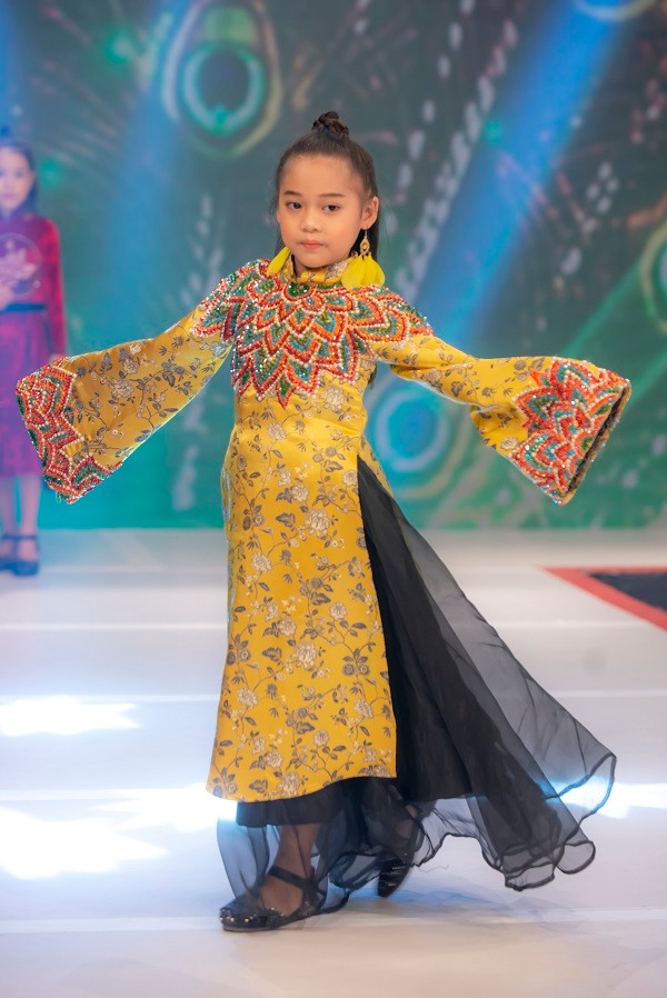Dàn mẫu nhí khoe thần thái trong loạt áo dài gấm rực rỡ sắc màu Ảnh 13