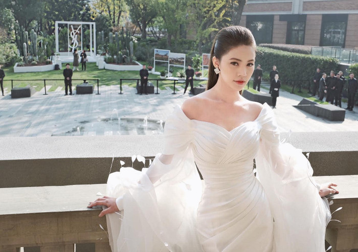 Với nhan sắc thanh nhã, ngọt ngào, Jolie Nguyễn quả thật rất hợp với bộ cánh này.&nbsp;