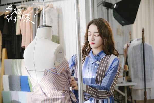 Cách tân một tí với thiết kế sơ mi sọc xanh/đen với dáng unisex trai gái đều mặc được đến từ Maison Margiela 