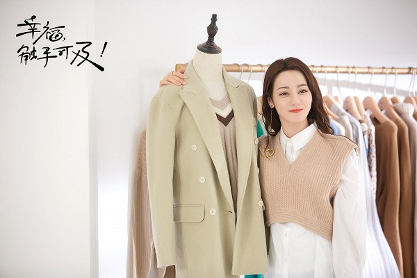 Chiếc áo sơ mi trắng lạ mắt rộng thùng thình mix cùng áo croptop len mặc ngoài nhấn nhá đôi bông tai dài đeo một bên để vẻ ngoài thêm yêu kiều