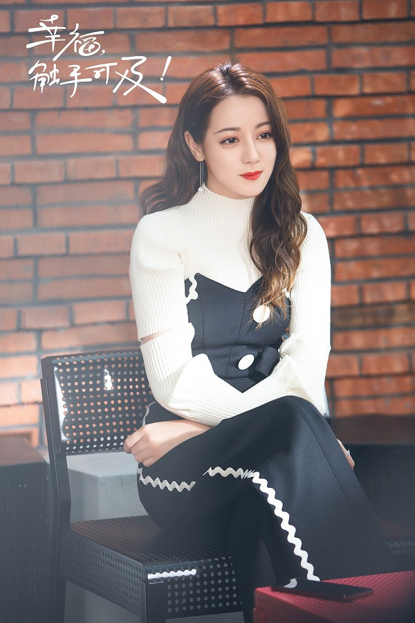 Thời tiết có trở nên lạnh thì mix áo len trắng cổ lọ mặc bên trong phối cùng thiết kế jumpsuit sành điệu mặc đi làm thì chỉ có xuất sắc 