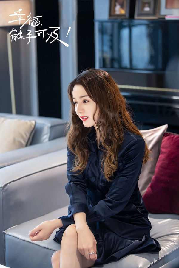 Nếu ngày đó tại công ty có một bữa tiệc nhỏ nào đó thì diện một kiểu váy lụa dáng sơ mi màu xanh sẫm kín đáo vẫn khiến nhiều người phải ngoái nhìn