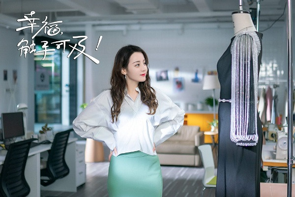 Những chân váy đi làm màu đen quá nhàm chán thì cứ học ngay Nhiệt Ba diện ngay quả váy bút chì ôm màu xanh ngọc bích ngọt ngào mix cùng áo sơ mi oversized