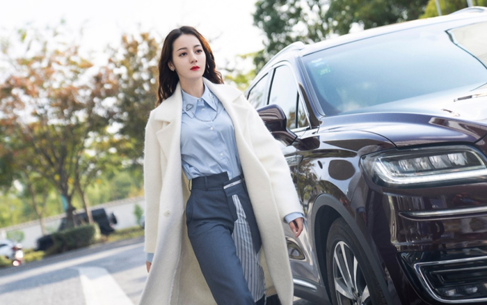 Địch Lệ Nhiệt Ba mix đồ công sở sang chảnh đầy thu hút Ảnh 2