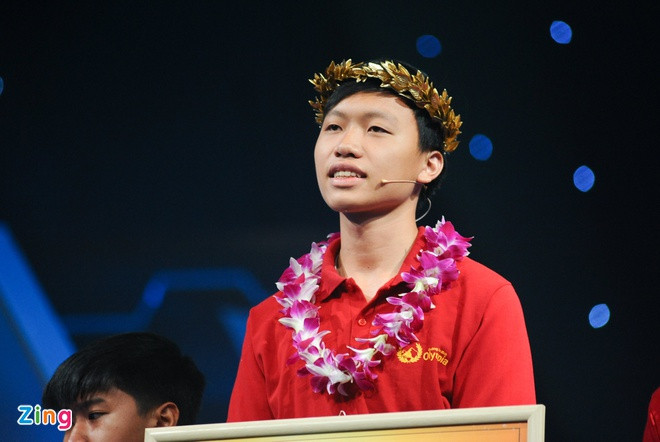 Hồ Đắc Thanh Chương vô địch năm thứ 16 với 340 điểm. Có lẽ, khi nhắc đến Hồ Đắc Thanh Chương, thầy cô, bạn bè vẫn luôn tự hào về chàng trai bình tĩnh và là học sinh giỏi nhất lớp. Mặc dù là học sinh chuyên Toán, nhưng Chương lại có kiến thức rất toàn diện ở cả khoa học tự nhiên, xã hội lẫn ngoại ngữ. Cậu bạn đã từng 3 giải nhất các môn Toán, Tiếng Anh, Ngữ văn cấp tỉnh. Trước khi là quán quân của Olympia 2016, Thanh Chương đã giành Huy chương đồng chung kết cuộc thi Chinh phục do VTV6 tổ chức.