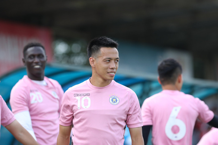 Văn Quyết nhận món quà tinh thần cực kỳ ý nghĩa từ AFC Cup.