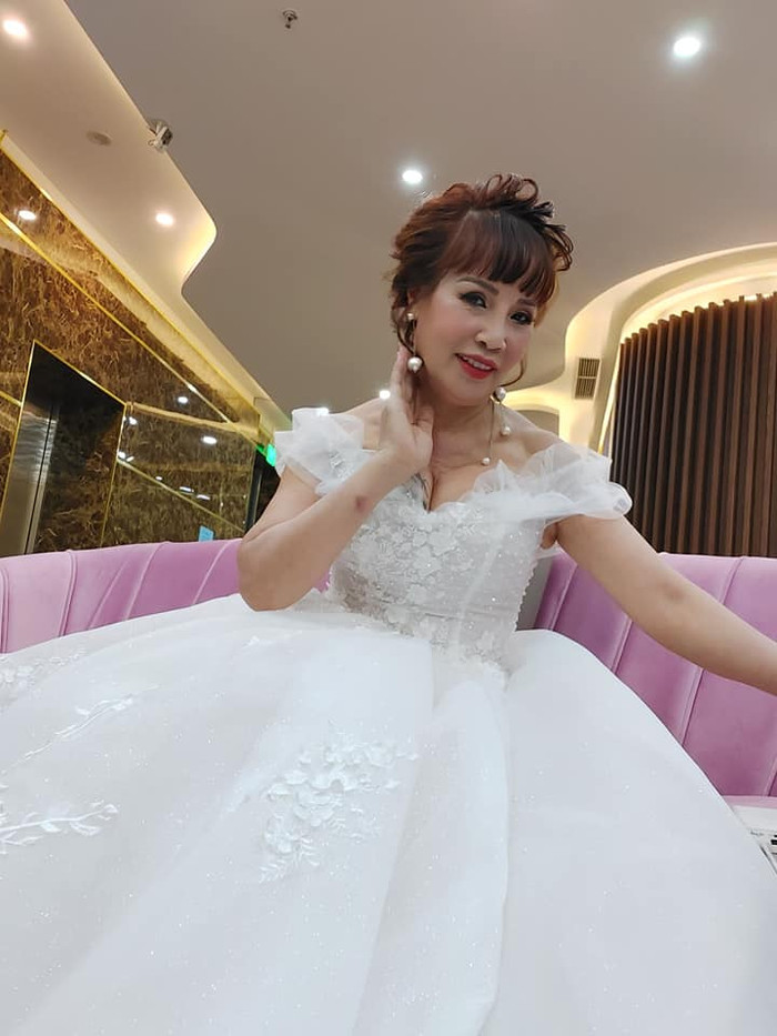 'Cô dâu 62 tuổi' tiếp tục phẫu thuật thẩm mỹ làm căng da mặt, thành quả sau khi 'dao kéo' khiến dân tình không khỏi 'rùng mình' Ảnh 7