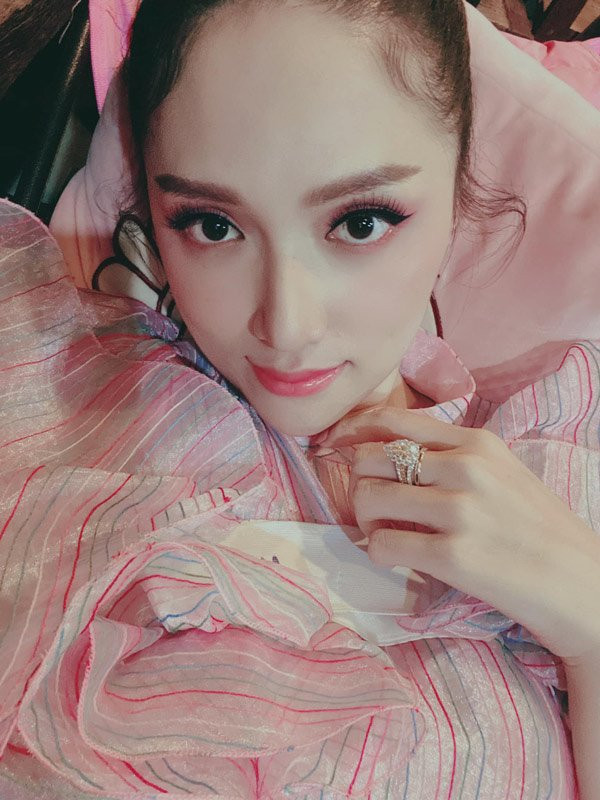 Người hâm mộ đồn đoán rằng giá trị của món đồ nhỏ xíu này có giá không dưới 7 carat, tuy nhiên Hương Giang chưa hề tiết lộ gì về giá trị của nó. 