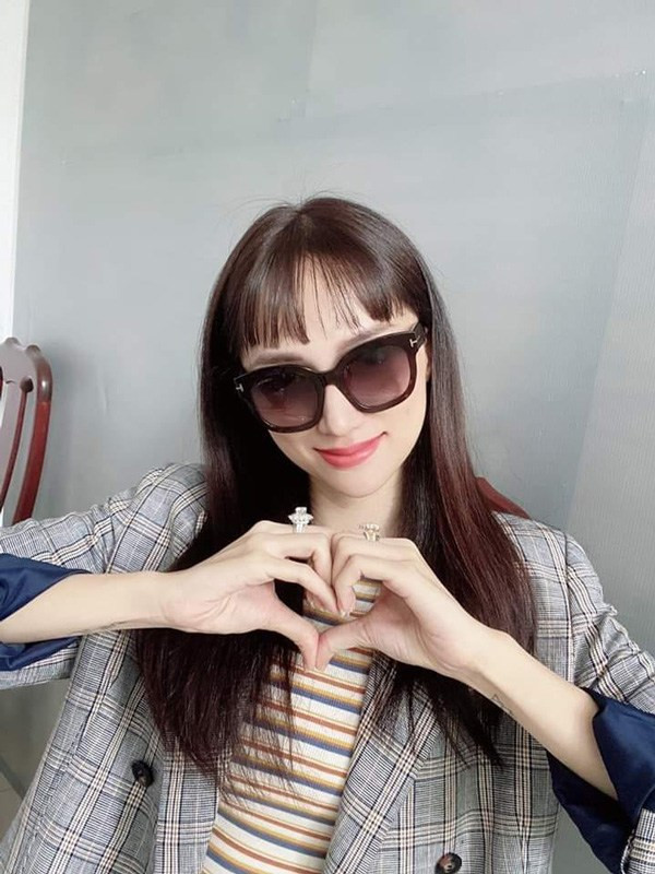 Quả thật, là người đẹp không thiếu gì ngoài tiền thì kim cương cũng phải thuộc hàng 'khủng'. 