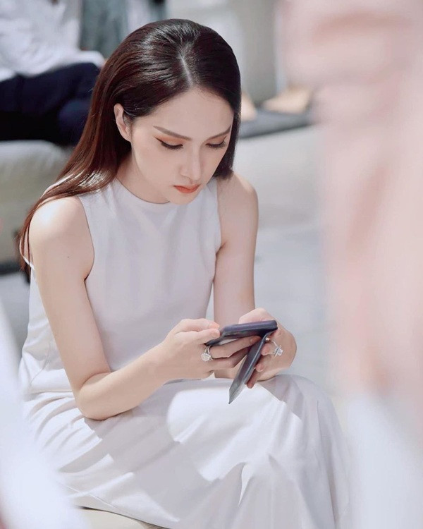 Hai chiếc nhẫn kim cương này luôn được nàng hậu mang đi mọi nơi, bởi xem ra, nó còn 'tỏa sáng' hơn món hàng hiệu nào thời điểm này. 