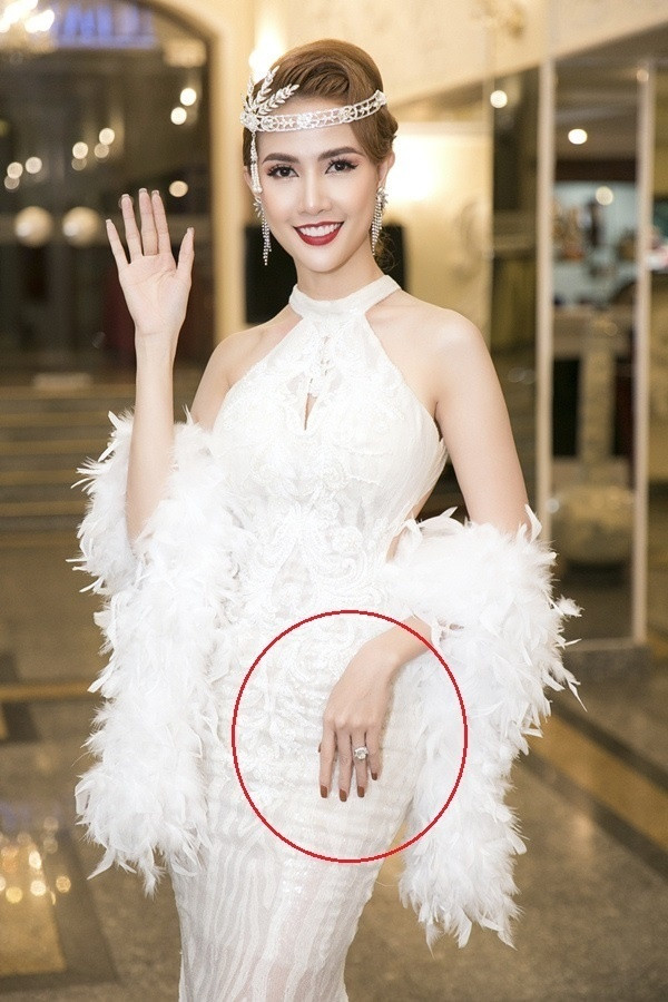 Trước đây, Phan Thị Mơ cũng từng khiến dư luận xôn xao khi xuất hiện cùng chiếc nhẫn kim cương hơn 5,5 tỷ đồng. 