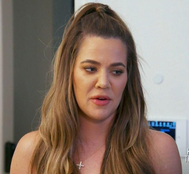 Khác với các chị em gái của mình, Khloe Kardashian dù giàu và nổi tiếng nhưng cô vẫn có sở thích chăm sóc da khá bình dân khi tin tưởng nhiều loại mỹ phẩm drug store như chai nước tẩy trang Bioderma có giá 10 bảng Anh (250 nghìn đồng)