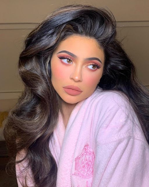 Kylie Jenner thường bị nhận xét già hơn hẳn tuổi thật vì phong cách trang điểm đậm