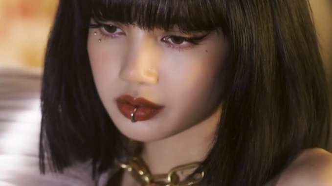 Cận cảnh nhan sắc không khác gì búp bê của Lisa 