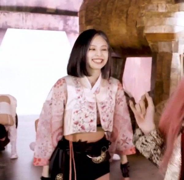 Đây là kiểu tóc mà trong suốt 4 năm kể từ khi debut đến nay, Jennie chưa từng để bao giờ