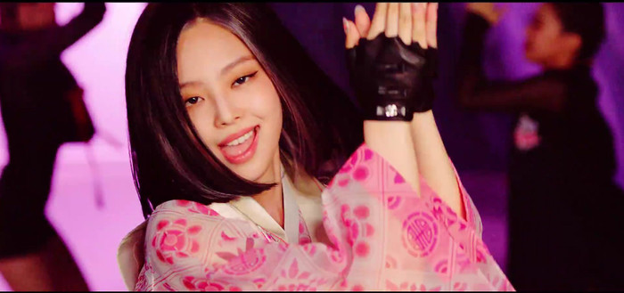 Giống như Lisa, Jennie cũng khiến các fan bất ngờ khi xuất hiện ở khúc cuối MV với kiểu tóc ngắn ngang vai