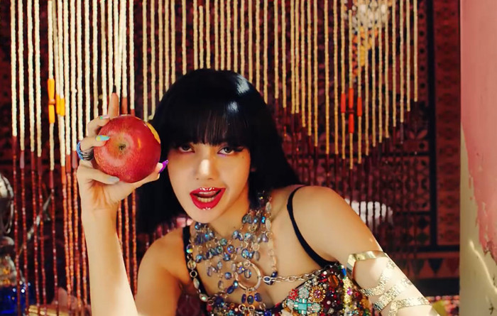 Từ lúc bắt đầu MV đến trong cảnh quay cá nhân, Lisa đều chỉ để mỗi kiểu tóc đen ngắn ngang vai đầy quyến rũ và mạnh mẽ như thế này