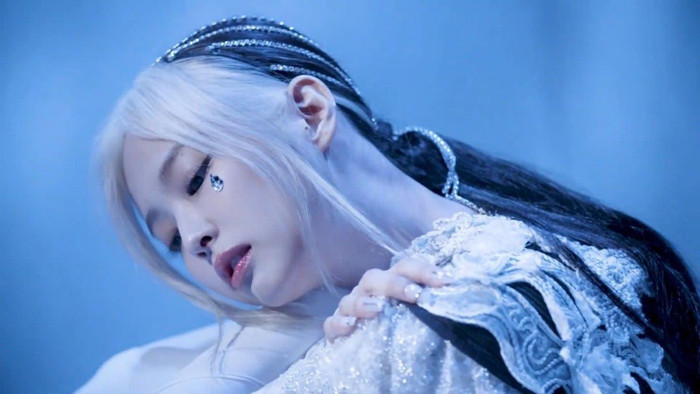 Jennie với kiểu tóc đuôi ngựa thấp đính pha lê xuất hiện ở đầu MV