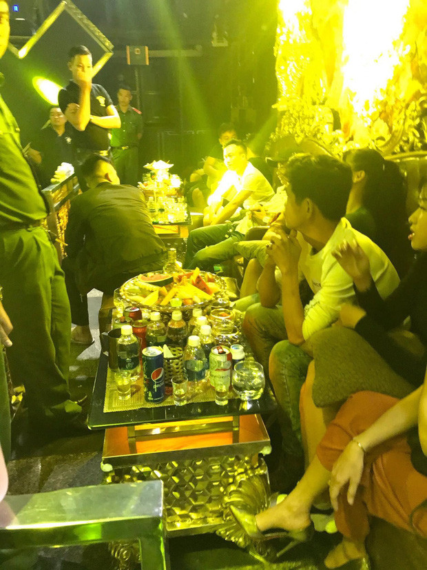 Nhóm thanh niên tại hiện trường vào thời điểm công an kiểm tra. Ảnh: Tổ Quốc