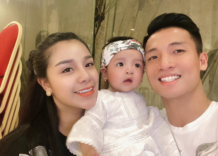 Kỉ niệm một năm đính hôn, trung vệ Bùi Tiến Dũng tiết lộ sắp làm đám cưới với vợ hotgirl Ảnh 4
