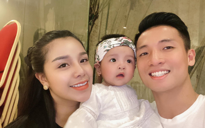 Kỉ niệm một năm đính hôn, trung vệ Bùi Tiến Dũng tiết lộ sắp làm đám cưới với vợ hotgirl Ảnh 2