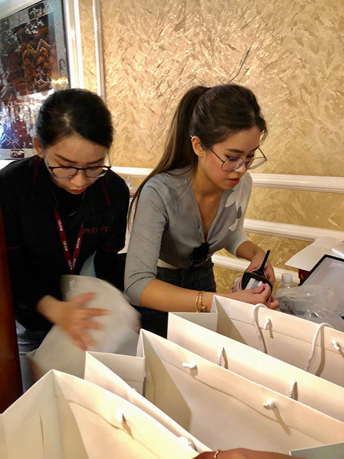 Là ái nữ nhà giàu, Tiên Nguyễn vẫn đứng bán quầy hàng giảm giá khiến nhiều người ngưỡng mộ Ảnh 3