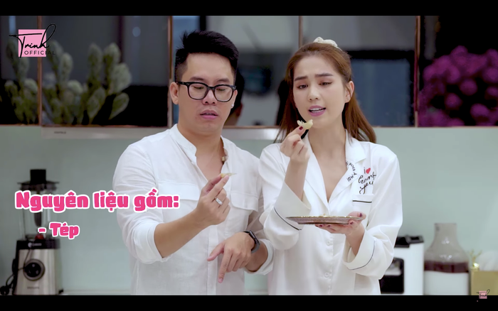 Ngọc Trinh ăn mặc lồng lộn để thực hiện thử thách đổ bánh xèo và cái kết Ảnh 4