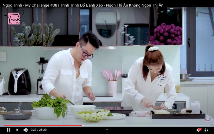 Ngọc Trinh ăn mặc lồng lộn để thực hiện thử thách đổ bánh xèo và cái kết Ảnh 5