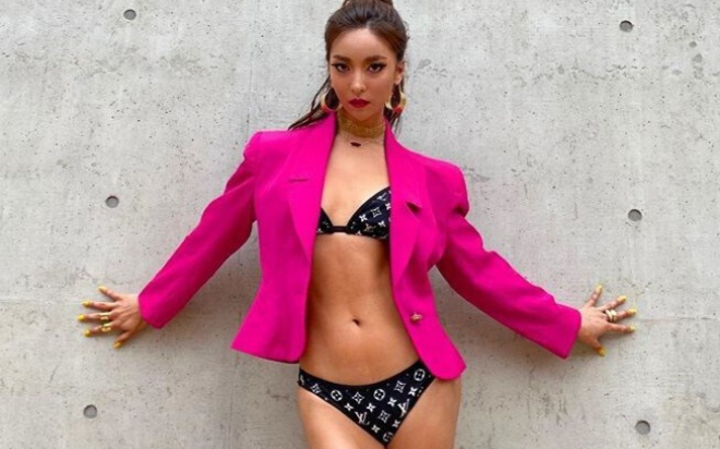 Luna liên tục khoe dáng với nội y, mắc lỗi trang điểm sau khi rời SM Ent Ảnh 2