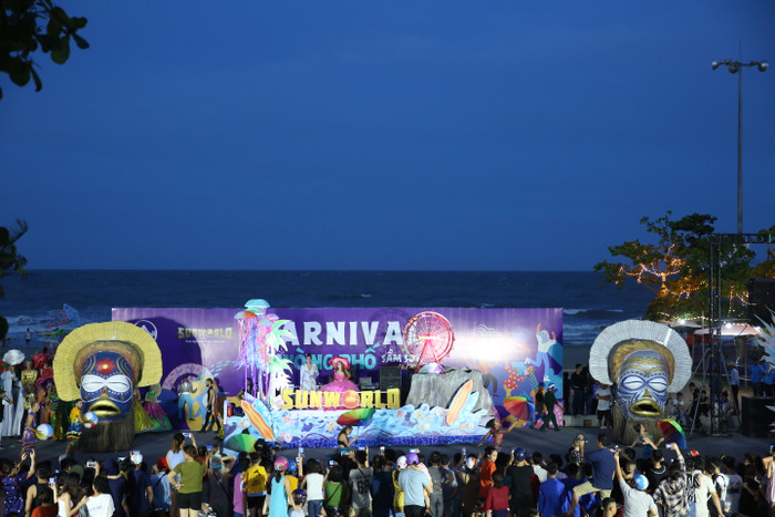 Sau bữa tiệc của âm nhạc, những vũ điệu say mê cùng những tiết mục nghệ thuật độc đáo đó, đêm khai mạc Lễ hội Du lịch biển Sầm Sơn 2020 cũng sẽ được tổ chức tối 27/06, với những chương trình biểu diễn nghệ thuật hấp dẫn từ các ca sỹ tên tuổi cùng màn bắn pháo hoa rực rỡ.