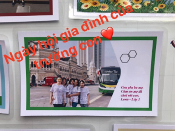 Trường tiểu học của bé Lavie đã trưng bày bức ảnh cô bé chụp cùng mẹ khi còn sống và với 2 bảo mẫu, bên cạnh là lời nhắn 'Con yêu ba mẹ. Cảm ơn mẹ đã chơi với con. Lavie - lớp 1'